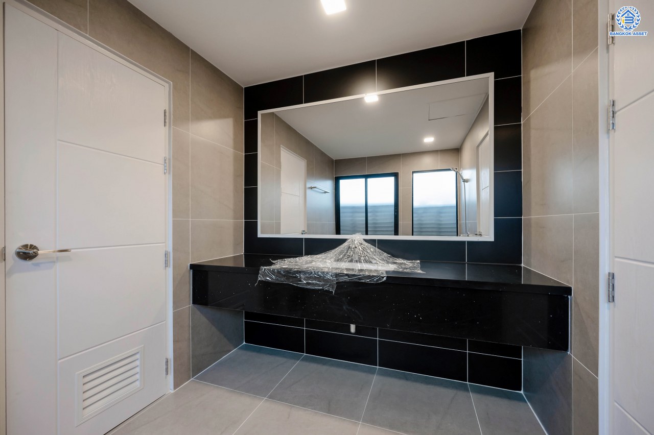 บ้านมือสองตกแต่งใหม่ หลังใหญ่พิเศษ โครงการ ชวนชื่นกรีนวิลล์ พุทธมณฑลสาย2 เนื้อที่ 108 ตร.ว. พื้นที่ใช้สอย 250 ตร.ม. ภายในตกแต่งหรูหรา บรรยากาศเป็นส่วนตัว พร้อมมีสระว่ายน้ำในตัว มาพร้อมฟังก์ชันจัดเต็ม 4 ห้องนอน 4 ห้องน้ำ 1 ห้องแม่บ้าน จอดรถได้ 2 คัน บนทำเลศักยภาพ เข้า-ออกได้ทั้ง ถ.พุทธมณฑลสาย2 และ ถ.กาญจนาภิเษก ใกล้ทางคู่ขนานลอยฟ้าบรมราชชนนี, เซ็นทรัลปิ่นเกล้า และม.มหิดล